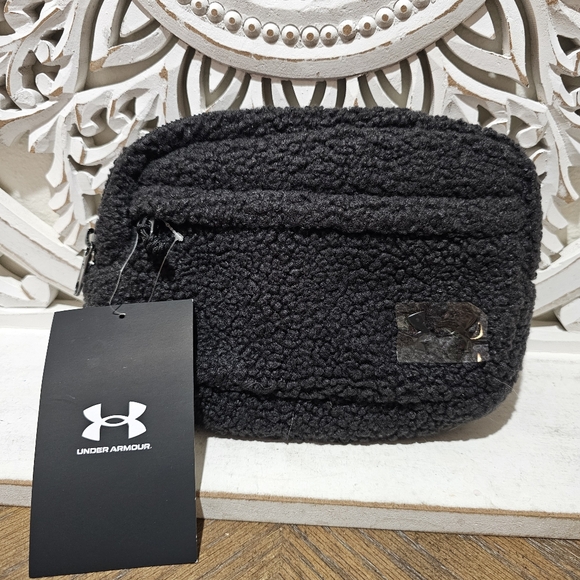 Under Armour Handbags - NEW Under Armour Sherpa Black Adjustabme Waist Bag/Crossbody OSFM
